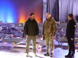 3000 kilometer reichweite?: selenskyj: neue kampfdrohne kann ziele in sibirien treffen