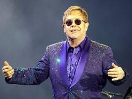 als autogramm nur ein e: kann elton john nicht mehr richtig unterschreiben?