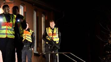 frau bedroht polizisten mit gewehr und verschanzt sich in wohnung