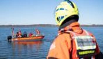 notfälle: feuerwehr und luftrettung üben wasserrettung in bautzen