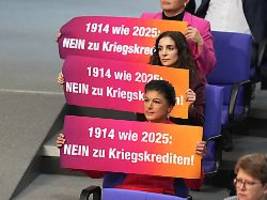Nein zu Kriegskrediten: BSW protestiert mit Plakataktion im Bundestag