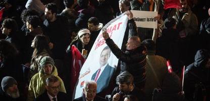 Ekrem İmamoğlu: Menschen demonstrieren gegen Festnahme von Erdoğan-Rivalen