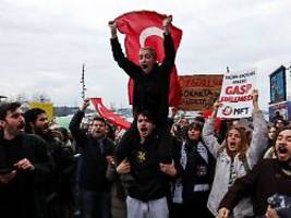 chp-chef: ziviler putsch: studenten gehen für verhafteten imamoglu auf die straße