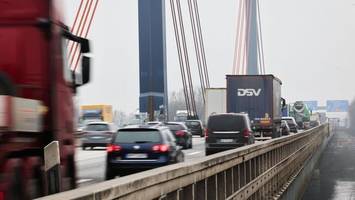 a1: lkw-fahrer missachten verbot und sorgen für lange staus