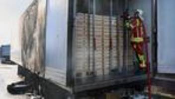 unterfranken: mit eiern beladener auflieger gerät auf a3 in brand