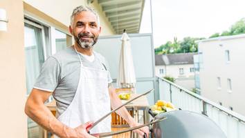 grillen, wäschetrocknen, rauchen - fünf dinge, die auf dem balkon verboten sind