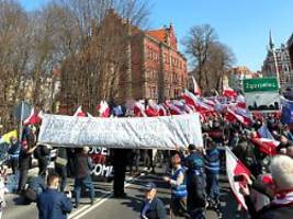 rechter aufmarsch in polen: demonstranten blockieren deutsch-polnischen grenzübergang