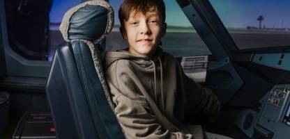 jugendliche: bennet, 12, lernt in einer pilotenschule alles über das fliegen
