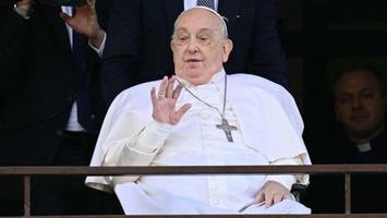 papst franziskus zeigt sich erstmals wieder öffentlich