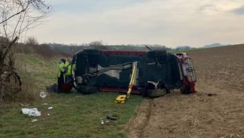 Unachtsamkeit verursacht Crash - Zwei nicht angeschnallte Menschen sterben bei grausamem Unfall auf der A6