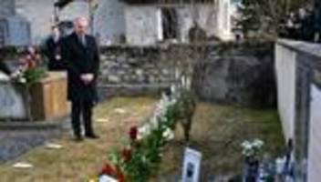 flugzeugkatastrophe : angehörige gedenken der opfer des germanwings-absturzes
