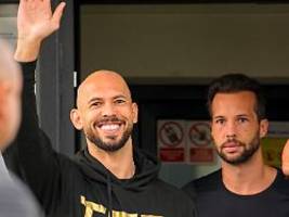 ich bin so frei wie sie hier: tate-brüder kehren nach rumänien zurück - auflage erfüllt