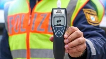 schlangenlinien auf a25: polizei stoppt betrunkenen lkw-fahrer