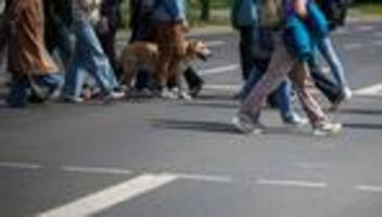 mobilität in städten: umfrage: leipziger gehen tägliche wege zumeist zu fuß