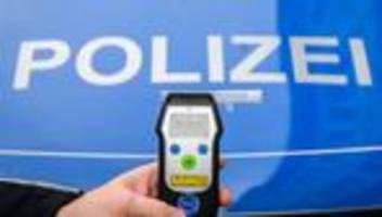 polizei: frau hält betrunkenen autofahrer von weiterfahrt ab