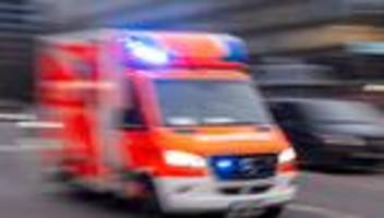 polizei: rettungswagen kippt bei unfall um - mehrere verletzte