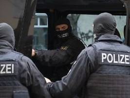 ernstzunehmende bedrohung: ermittler stürmen wohnungen georgischer banden