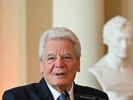 leben der demokratie gewidmet: ex-bundespräsident gauck erhält freiheitspreis der medien