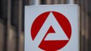 arbeitsmarkt: zahl der arbeitslosen sinkt saisonbedingt leicht