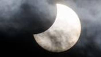 astronomie: partielle sonnenfinsternis – sachsen hofft auf wolkenlücken