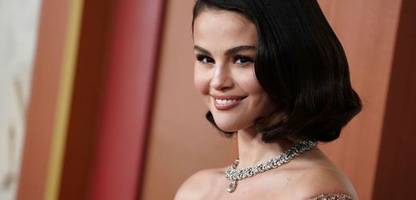 selena gomez: sängerin spricht über unsicherheiten durch onlinekommentare