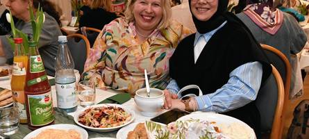 muslime und christen feiern in augsburg gemeinsam fastenbrechen