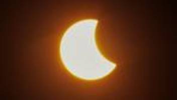 partielle sonnenfinsternis: am mittag schiebt sich der mond ein stück vor die sonne