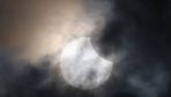 wetter spielt nicht mit: wolken versperrten blick auf teil-sonnenfinsternis
