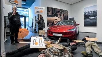 aktivisten besetzen tesla-showroom in der mall of berlin