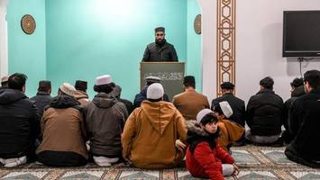iftar: zu besuch beim fastenbrechen in der heinersdorfer moschee