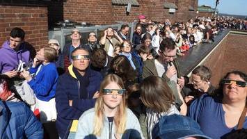 partielle sonnenfinsternis lockt hunderte ans planetarium