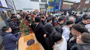 eid mubarak – tausende hamburger muslime feiern das zuckerfest