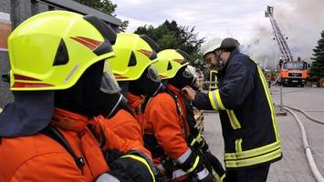 haus in flammen – mann springt aus fenster, munition detoniert