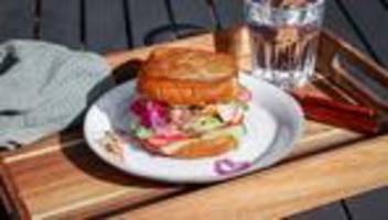 fischbrötchen mit lachsfilet: ein sandwich, das moin, moin ruft