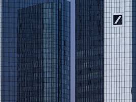 kritik von investoren: deutsche bank will hauptversammlung wieder in präsenz abhalten – aber nur alle vier jahre