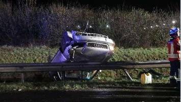 audi überschlägt sich auf a1 – verletzter fahrer im krankenhaus