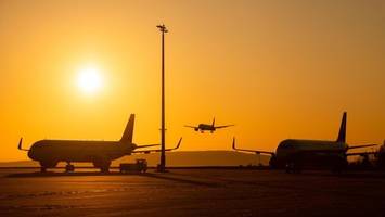 passagier will flugzeugtür öffnen – mitten über dem ozean