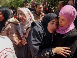 nahostkonflikt: 15 tote helfer in gaza im sand vergraben
