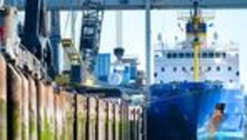 atommüll: arbeiten für den castor-transport im hafen nordenham