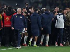 eklat im türkischen pokal: mourinho kneift gegnerischem trainer in die nase