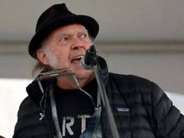 quittung für trump-kritik?: neil young bangt um wiedereinreise in die usa