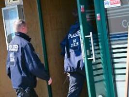 razzia wegen illegaler automaten: 400 polizisten durchsuchen spätis, cafés und imbisse in berlin