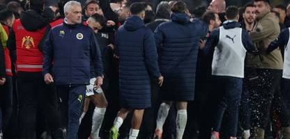 fenerbahçe istanbul: josé mourinho greift gegnerischen coach ins gesicht