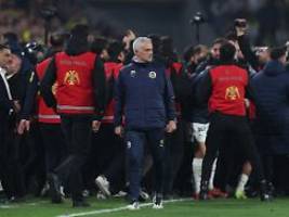 eklat und platzverweis-hagel: fassungsloser galatasaray-boss knöpft sich mourinho vor