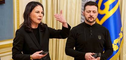 annalena baerbock reist ihren erfolgen hinterher