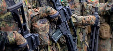 „dann muss es wahrscheinlich sein“: was junge augsburger  zur debatte um die wehrpflicht sagen