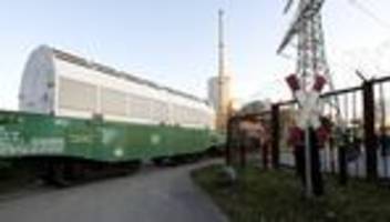 atommüll: castor-behälter werden abgeladen