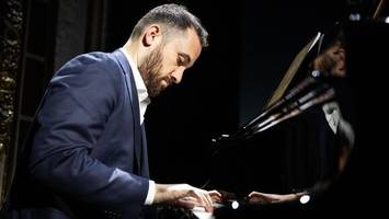 starpianist igor levit: ein nobler begleiter im hintergrund