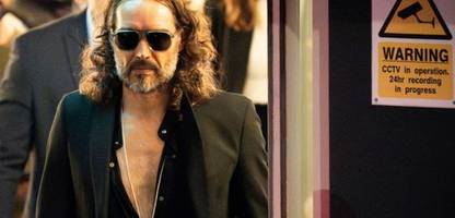 russell brand: anklage wegen vergewaltigung und sexueller nötigung erhoben