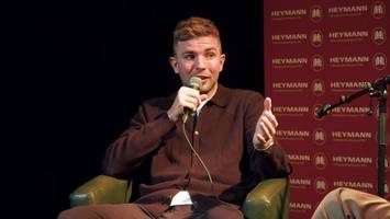 christoph kramer kämpft bei lesung in hamburg mit den tränen